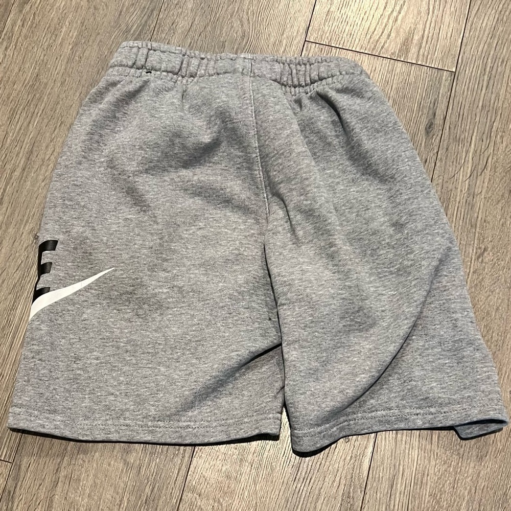 Boys' Nike Sportswear HBR Club Fleece Lounge Shorts XSmall Carbon Heather/Smoke - Picture 5 of 7